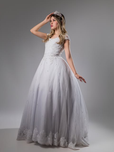 Vestido de novia en tul con corona